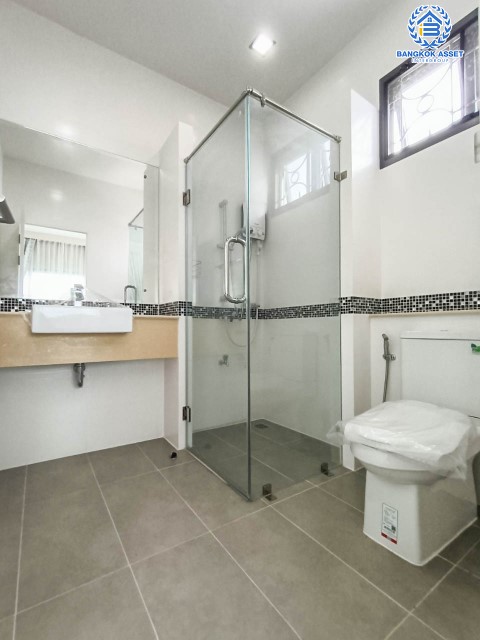 บ้านเดี่ยวมือสองย่านนนทบุรีฯ ม.เพอร์เฟคมาสเตอร์พีช รัตนาธิเบศร์  เนื้อที่กว้างขวางมากถึง 130.20 ตร.ว.  ฟังก์ชัน 4 ห้องนอน 5 ห้องน้ำ ที่จอดรถ 3 คัน เฟอร์นิเจอร์บิ้วท์อิน เปลี่ยนสุขภัณฑ์ใหม่ทั้งหลัง! บนทำเลแห่งการเดินทาง ใกล้รถไฟฟ้าสายสีม่วง "สถานีไทรม้า" และทางด่วน "งามวงศ์วาน" จองเลย!